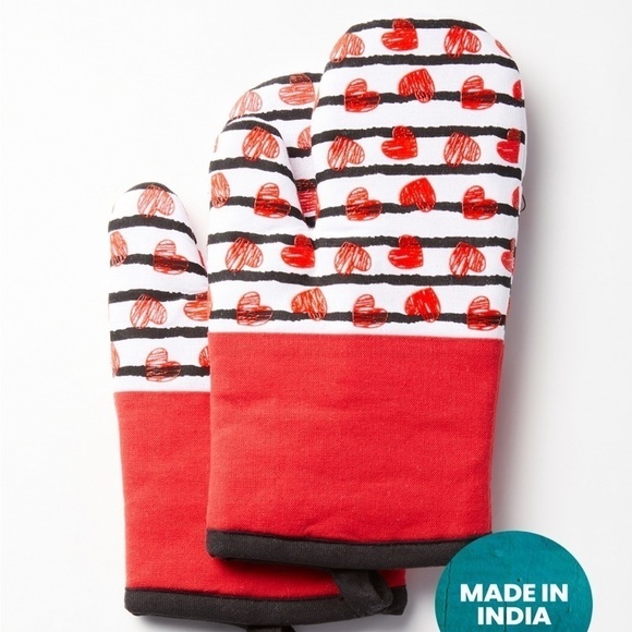 Storehouse Heart Oven Mitts set of 2 - Picture 1 of 5